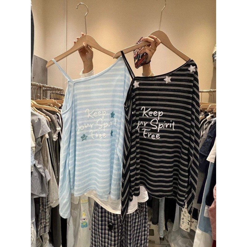 Treze linhas 2026 verão novo estilo listrado ombro inclinado manga comprida camiseta feminina estilo preguiçoso carta im