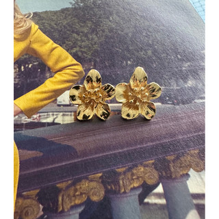 Brinco flor pequena delicada folheado a ouro 18k primavera