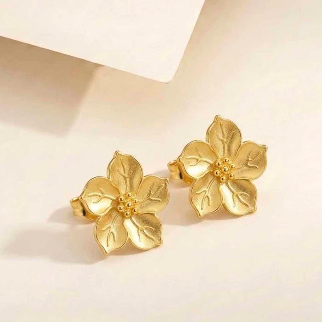 Semijoia Brinco Flor Design Delicado Banhado a Ouro 18K Tendência