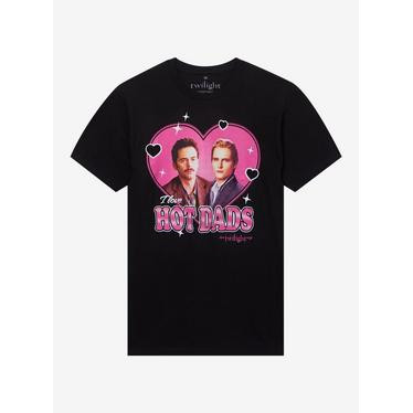 Camiseta Feminina Estampa Homens em Coração com Letras Coloridas Confortável Estilosa Linda Moda Feminina Casual