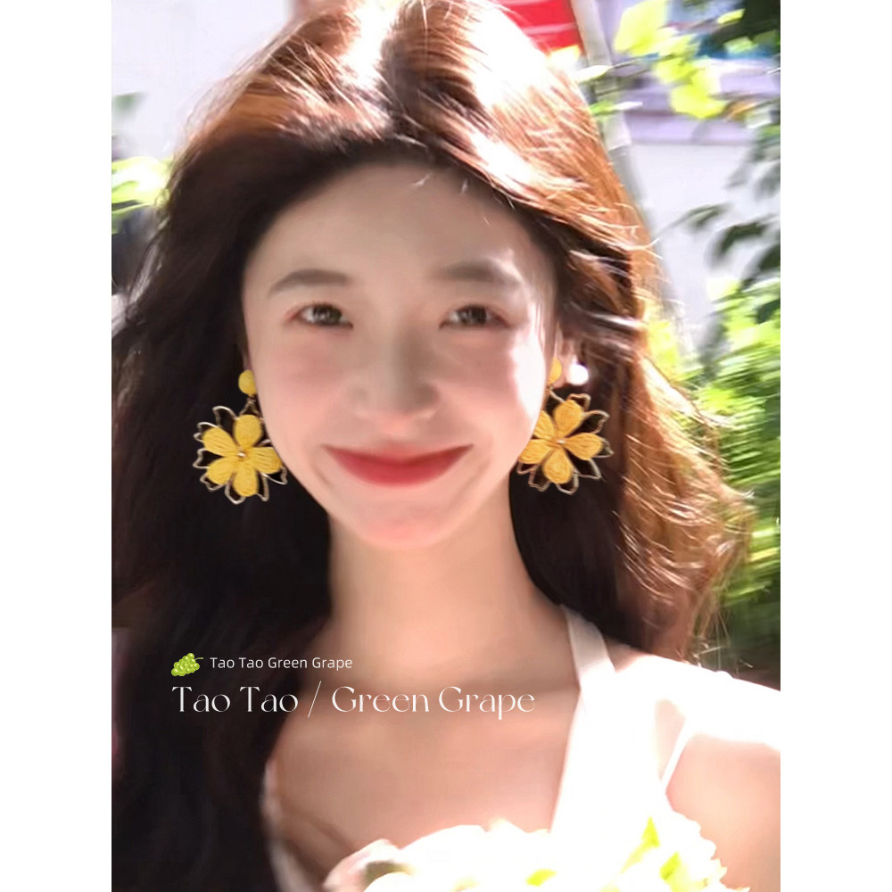 Estilo de férias à beira-mar exagerado amarelo sol flor brincos feminino 2025 novo estilo único bonito brincos clipe de 
