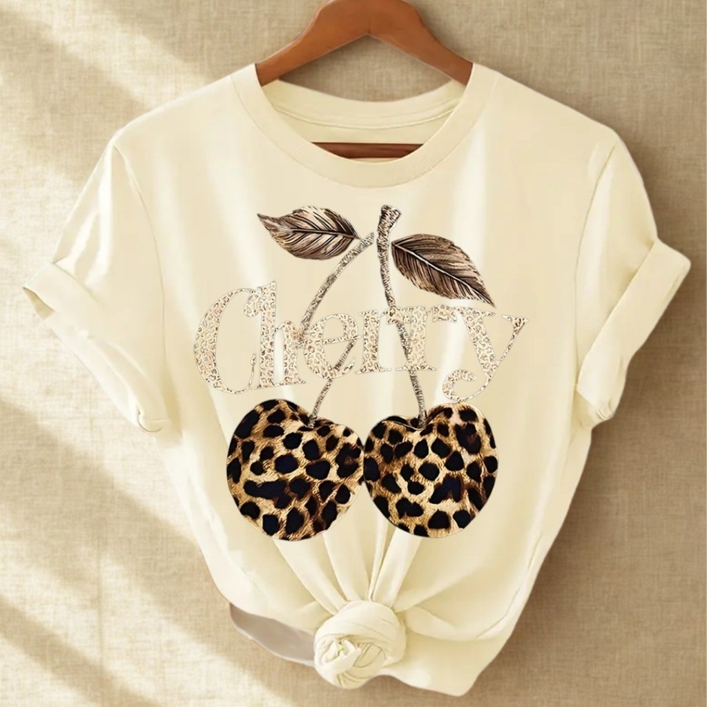 Camiseta Unissex Estampa de Leopardo e Cereja, Gola Redonda, Manga Curta