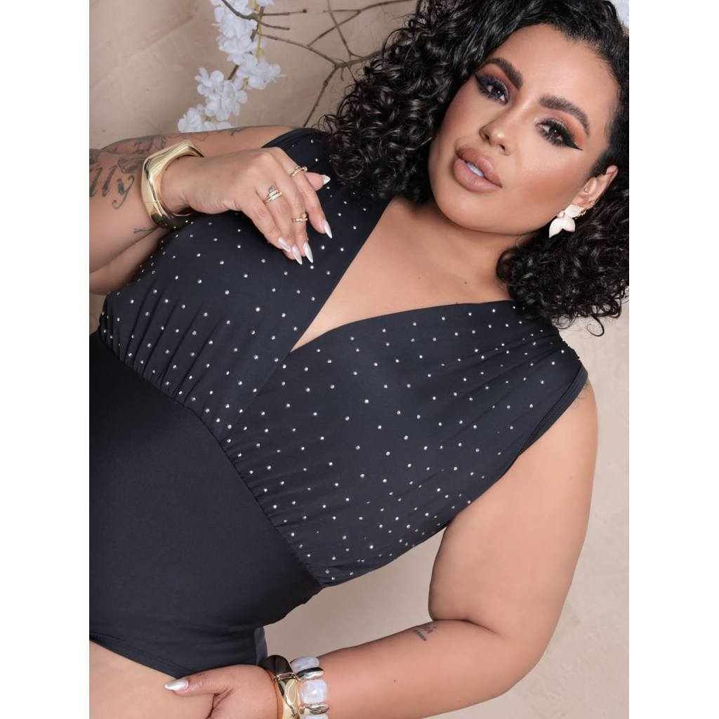 Body plus size pedraria com strass brilho  transpassado