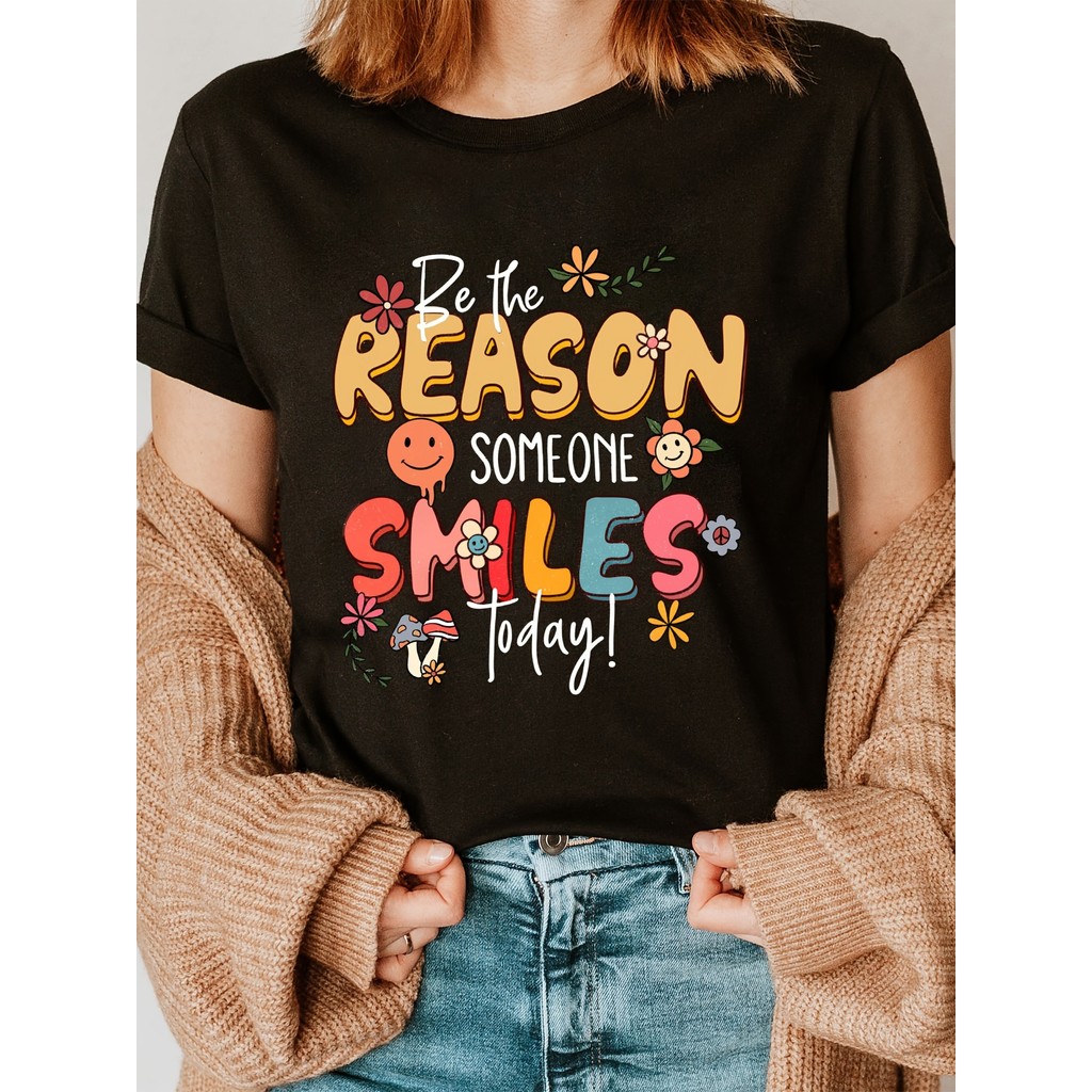 Camiseta Feminina Be The Reason Someone Smiles Today Flores Borboletas Colorido Estampada Confortável Fofa Linda Moda