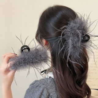 Elegante presilha de cabelo com pena cinza, delicada e etérea, adiciona volume à parte de trás da cabeça, acessório de c