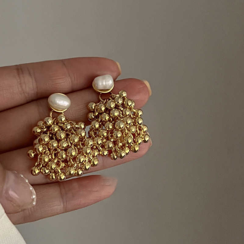 Brincos longos femininos de pérolas vintage francesas com esferas de metal, muito vendidos, versáteis e elegantes, um pr