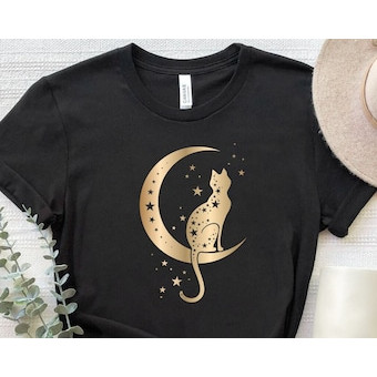 Camiseta Feminina Com Gatinho Sobre Meia Lua e Estrelas Confortável Linda e Estilosa Moda Feminina Casual