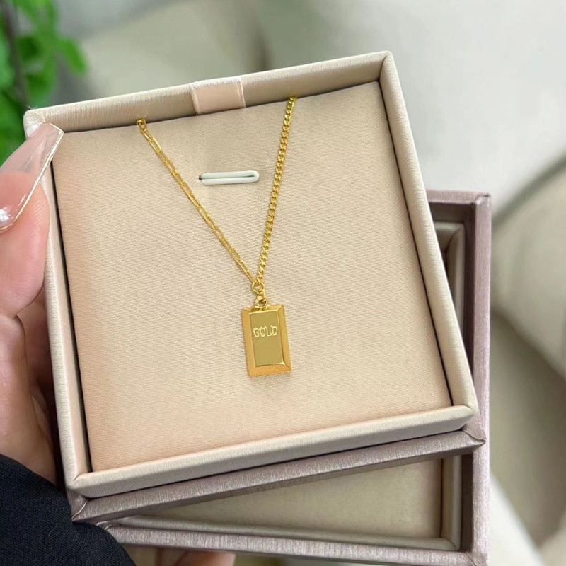Fique rico pequeno colar de barra de ouro feminino 2026 novo estilo 18K ouro sorte pequeno tijolo de ouro titânio aço nã