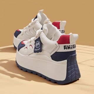 Couro pequeno branco sapatos femininos 2025 outono novo estilo único sapatos cor correspondência plataforma aumentando e