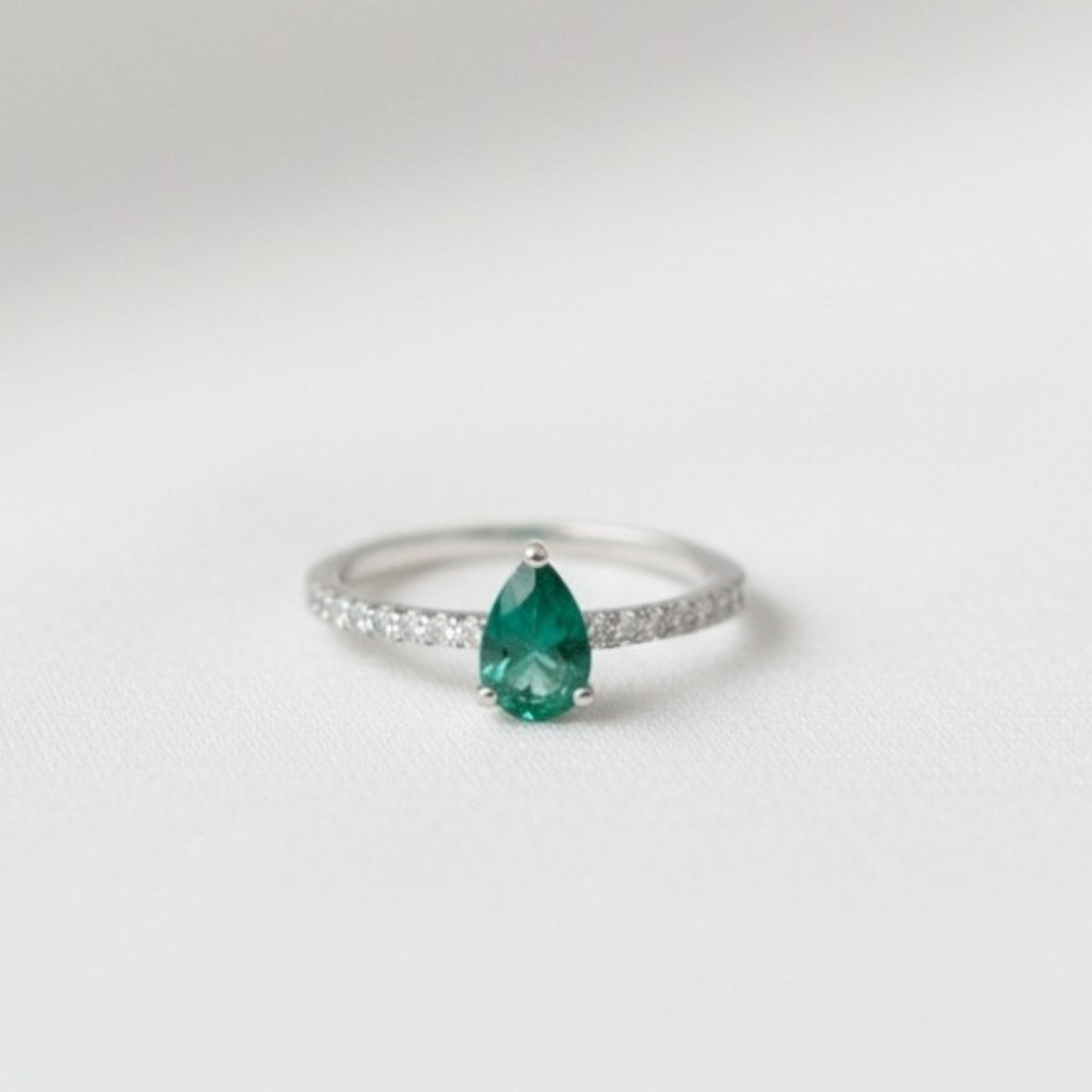 Anel Prata 925 com zircônia cravejada cristal e pedra verde