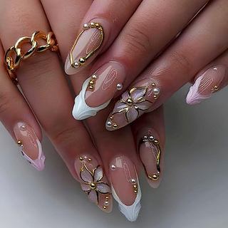Unhas Postiças com Pontas Francesas em Relevo, Formato Amêndoa Média, Cor Nude Rosa Dourado, com Design de Flor de Hibis