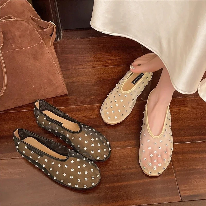 Sandálias femininas coreanas, modelo novo de verão 2025, com aplicações de strass e detalhes em tule vazado, elegantes e