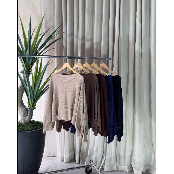 Blusa Tricot Canelado com Decote Canoa e Mangas Amplas