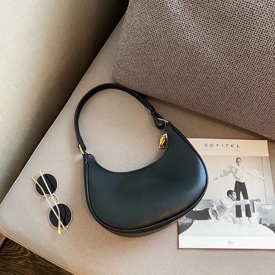 Adequada para mulheres, esta bolsa de axila é uma bolsa de ombro e transversal feminina com um design compacto e um toqu · foto 2