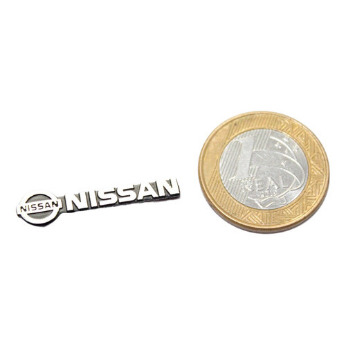 Mini Emblema Nissan March Frontier Kicks Sentra Versa Livina Prateado