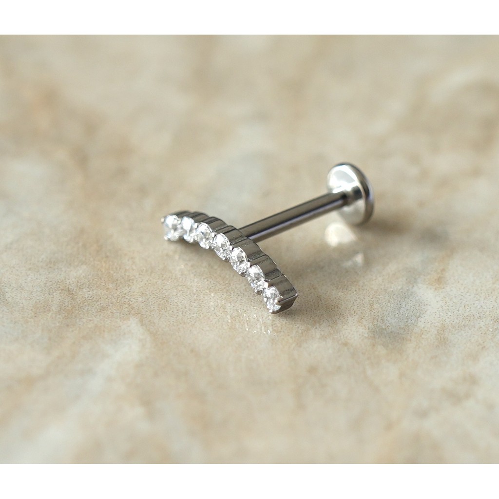【Brilha】LINE PAVE — Piercing Labret Barra Reta Cravejada Rosqueável G23 Titânio – Hélix / Tragus / Conch / Cartilagem