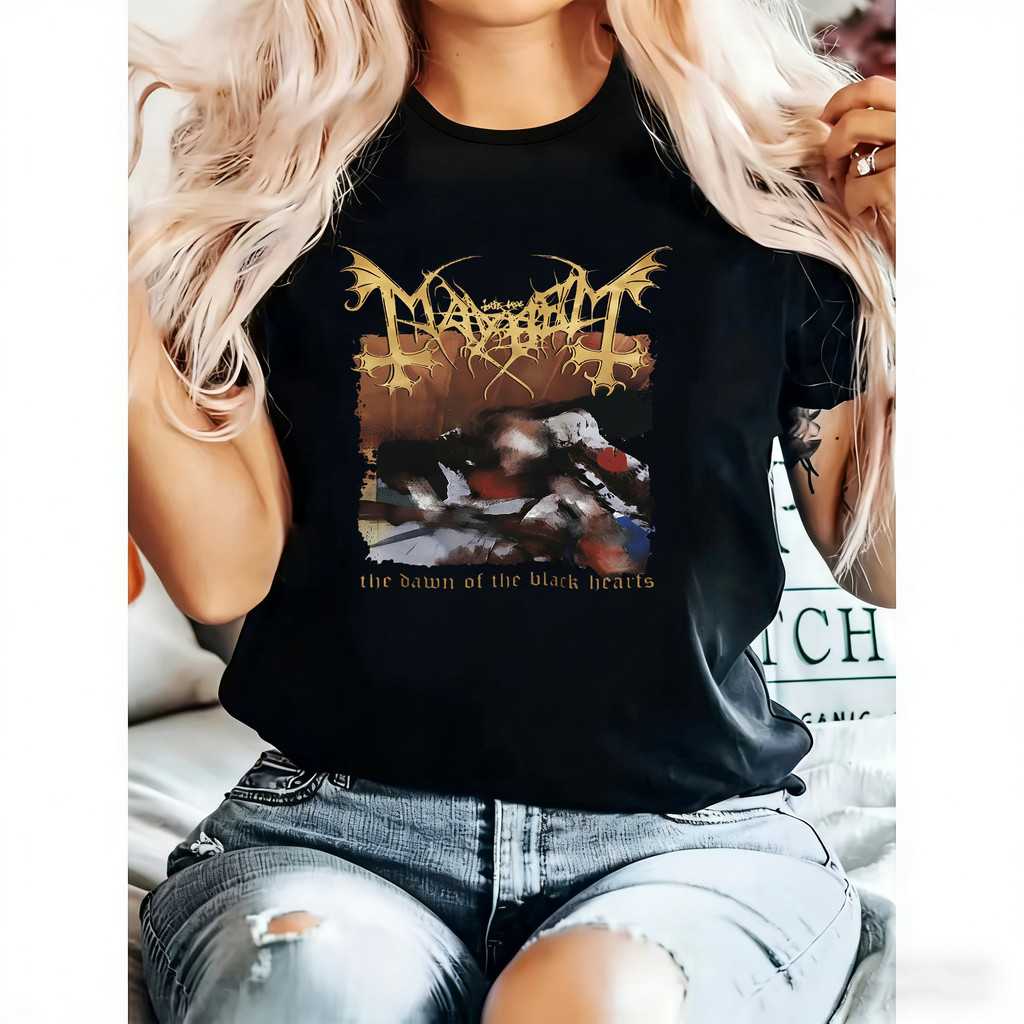 Camiseta Feminina Marca Marduk Cores Onix Branco e Vermelho Estilo Gótico e Heavy Metal Adjetivos Moderna Elegaçosa e Im