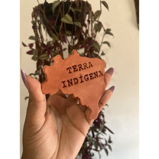 Placa Decorativa "Terra Indígena" em Cerâmica - Arte Artesanal com Opção de Ímã ou Gancho para Parede em Oferta na Shopee