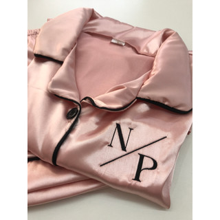 Pijama Americano de Cetim com Elastano Bordado Personalizado Iniciais Nome Manga Curta Shorts Presente Noiva Casamento