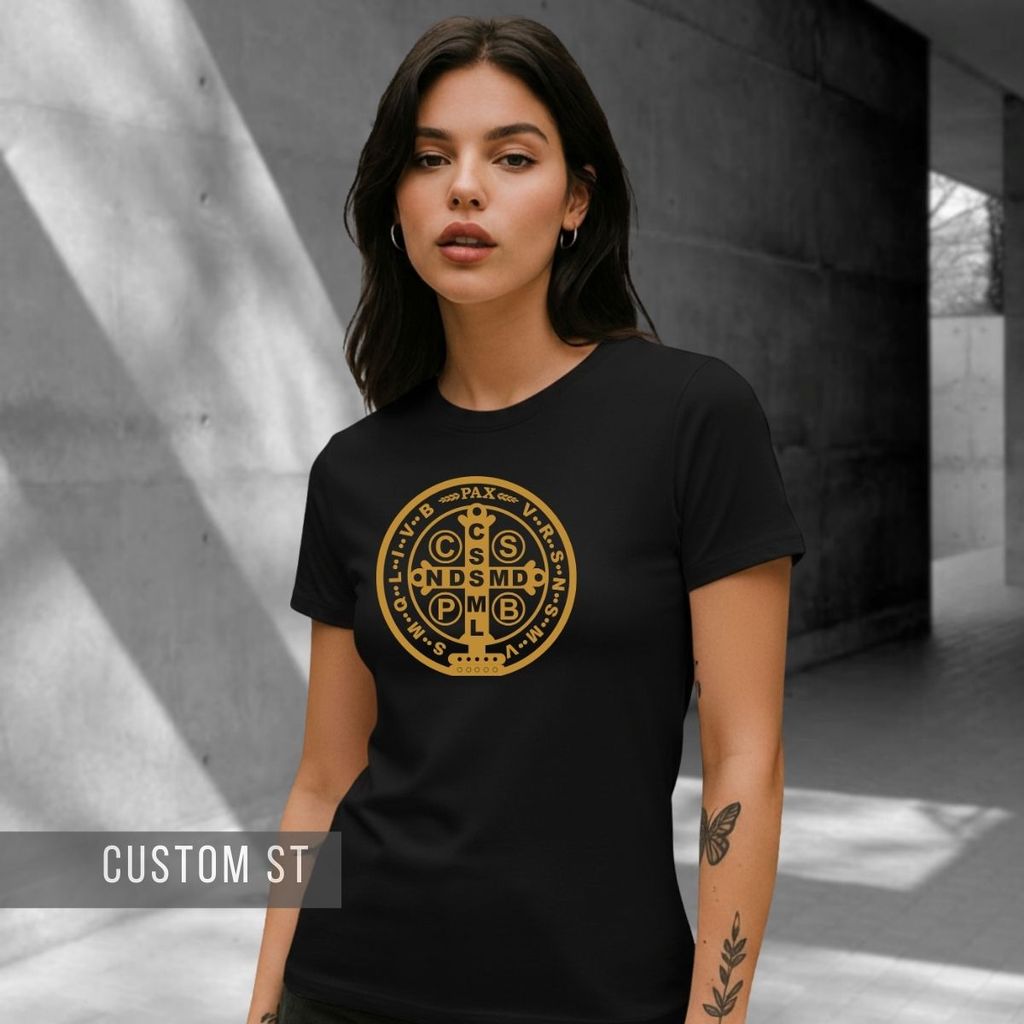 Camiseta Baby Look Medalha De São Bento Dourada Feminina Católica Devota Fé Cristã Religiosa Oração Proteção São Bento