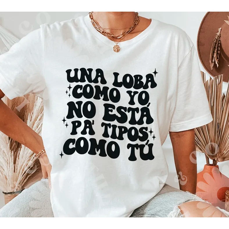 CAMISETA UNA LOBA COMO YO NO ESTA PA TIPOS COMO TÚ SHAKIRA Camisa 100% Algodão