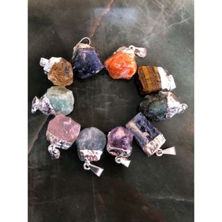 PINGENTE DE PEDRAS BRUTAS NATURAIS PRATA em Oferta na Shopee