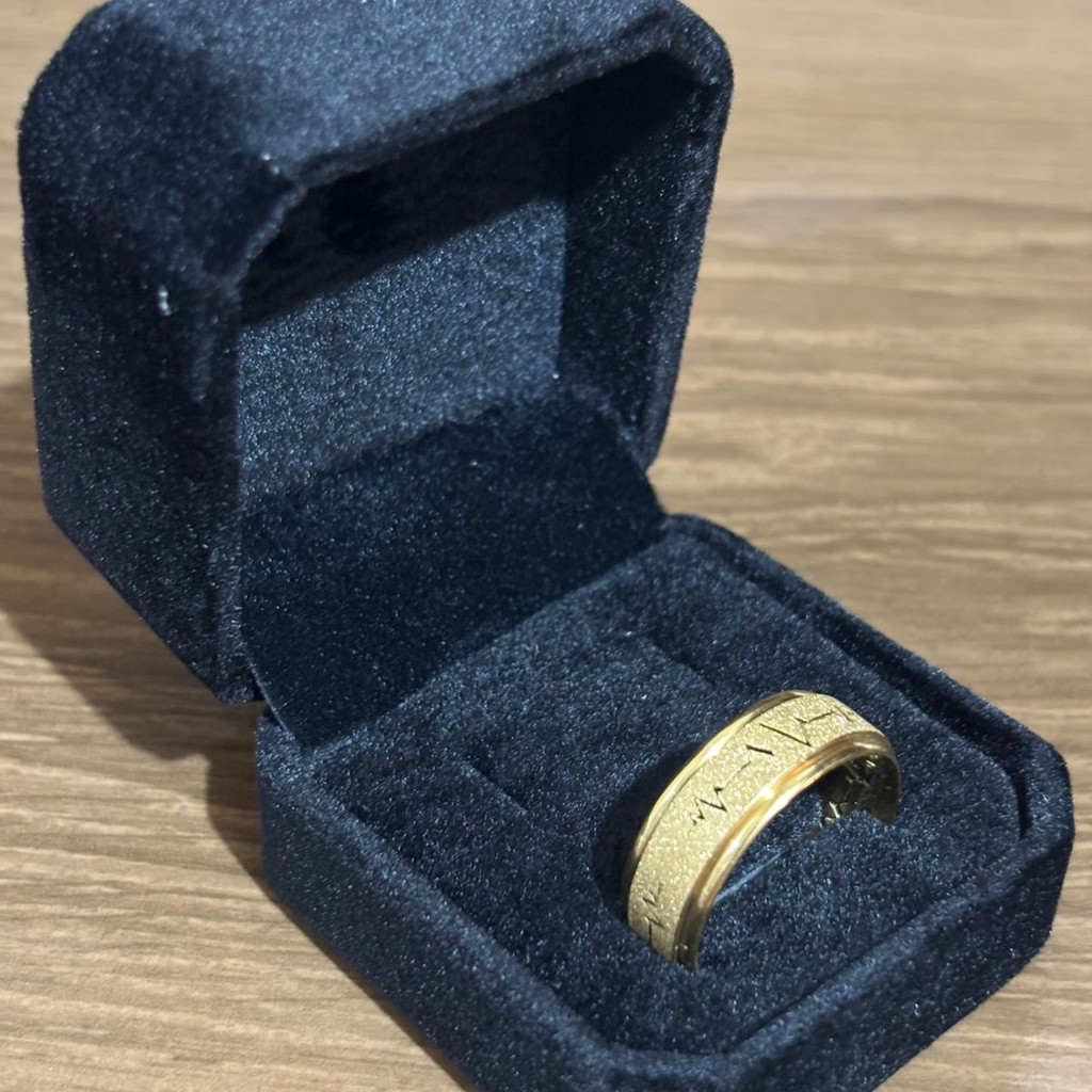 Aliança Batimento Dourada 2 Frisos Diamantada 8mm Presente