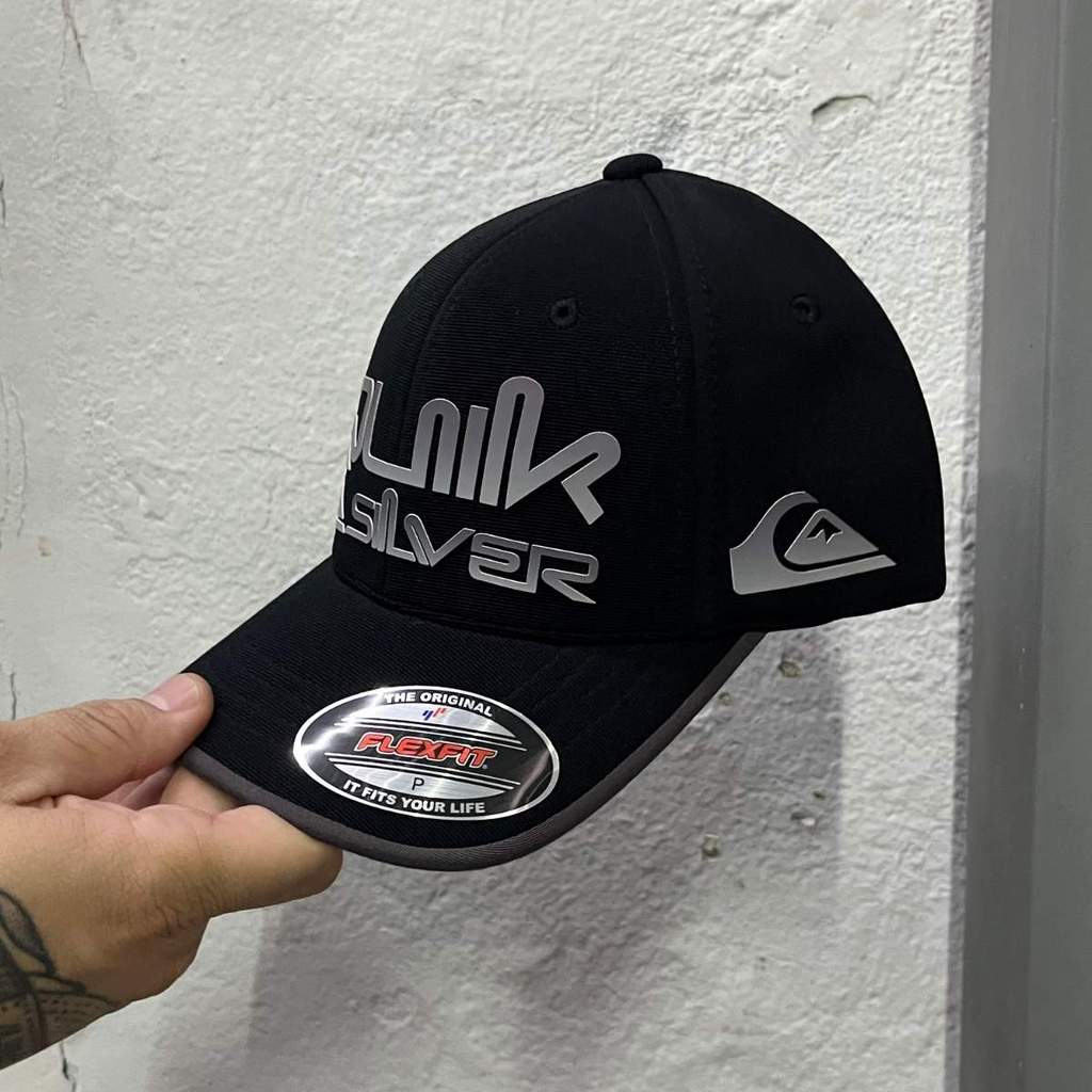 Boné Quiksilver Flexfit Gradient Broken Type Preto P em Oferta na Shopee