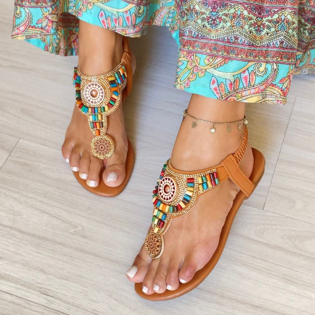 Sandália Feminina Rasteira Alice Caramelo Strass Luxo Hippie Chic Pedrarias Elástico Sandália Marrom Nilza Camargos