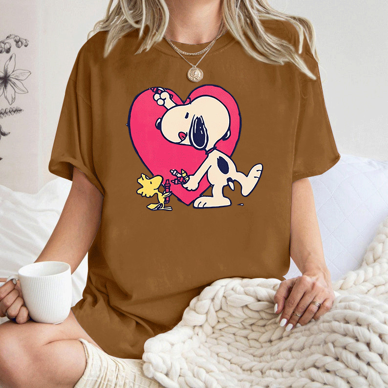 [Camiseta Premium Algodão Puro]LA Camiseta Feminina Adulto Curta Manga - Snoopy E Woodstock Desenhando Coração Vermelho