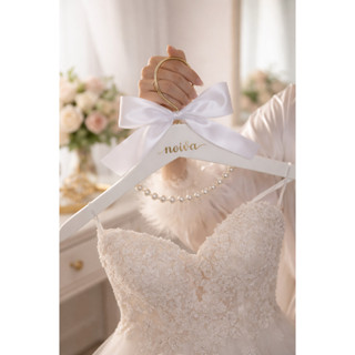 Cabide para noiva personalizado branco com pérolas em Oferta na Shopee