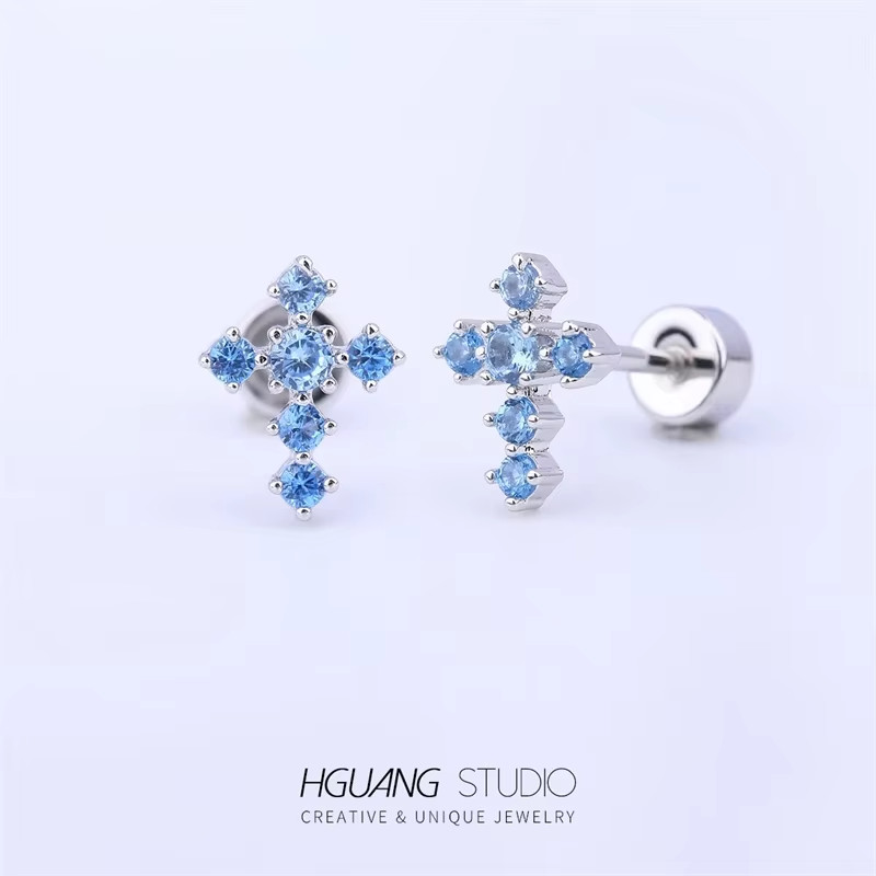 Piercing Cruz Cravejada Azul Aço Cirúrgico Cartilagem Tragus Hipoalergênico Brinco
