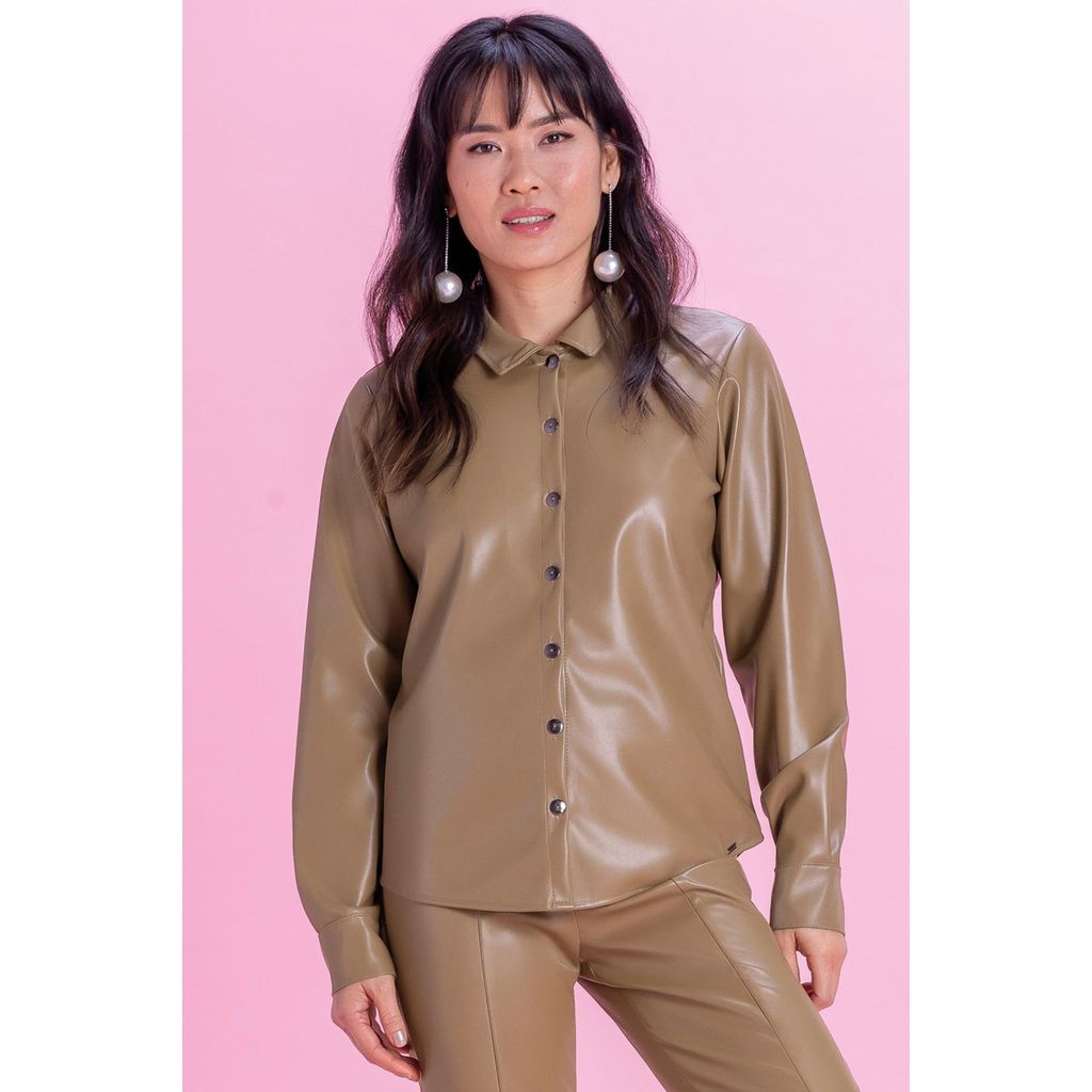 Camisa Feminina em Courino Marialícia Marrom Claro em Oferta na Shopee