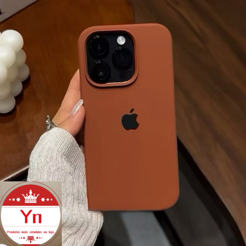 capa Silicone Aveludada Marrom Caramelo com Logo - Para iPhone  Toda a Série iPhone (11/12/13/14/15/1617 Pro MaxOriginal em Oferta na Shopee