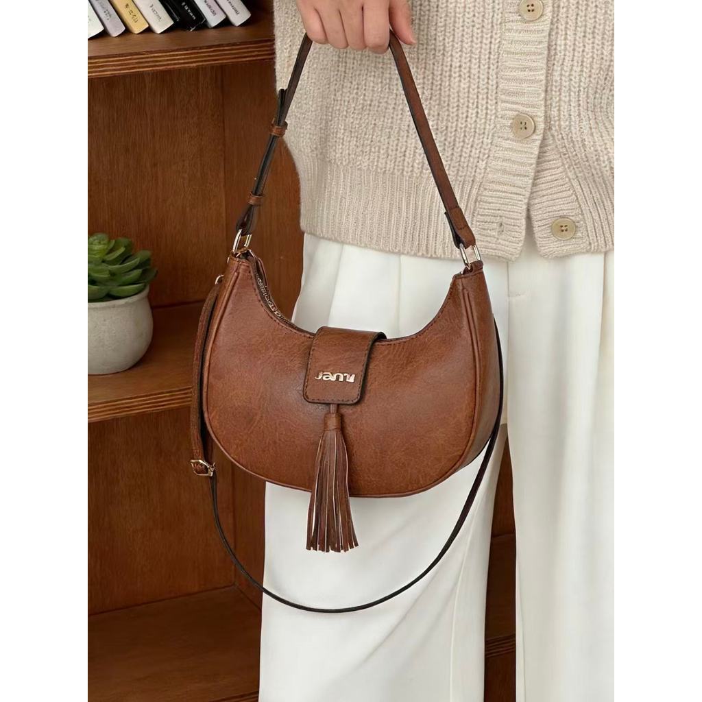Bolsa Vintage Em Desenho Formato De Meia-lua Com Franjas Feminina De Couro Envelhecido Ombro Transversal T110 B735 VT em Oferta na Shopee