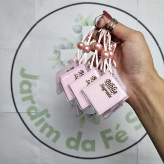 Chaveiro Bíblia Sagrada Rosa Com Pérola, Kit 12 com peças. em Oferta na Shopee