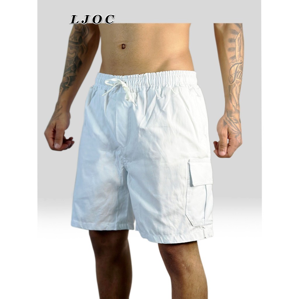 Bermuda masculina com cintura elástica, bolsos laterais, em tecido jeans sarjado, estilo urbano.