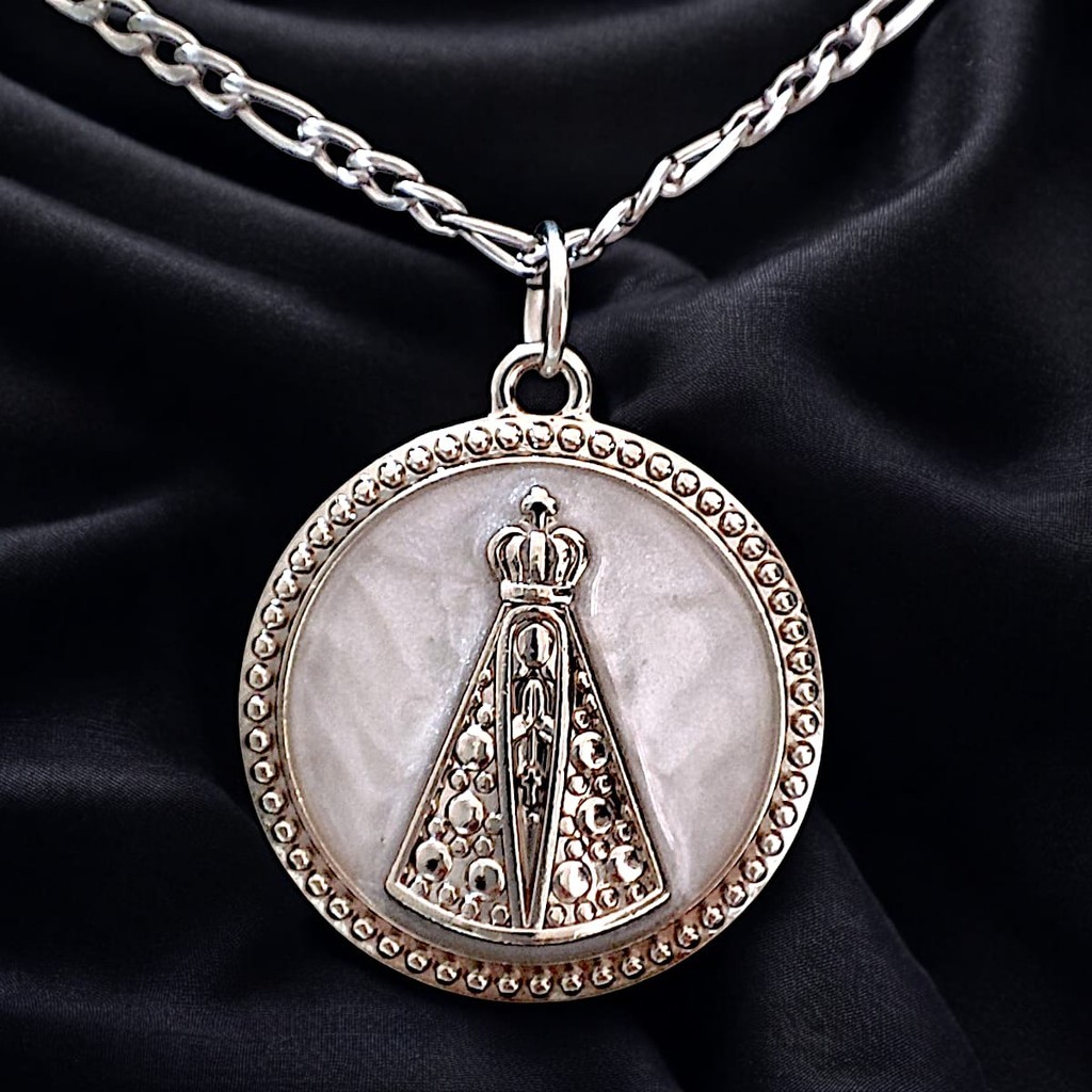 Corrente em Aço Inoxidável 316L e Pingente de Nossa Senhora Aparecida em Detalhes Lindos Perolados
