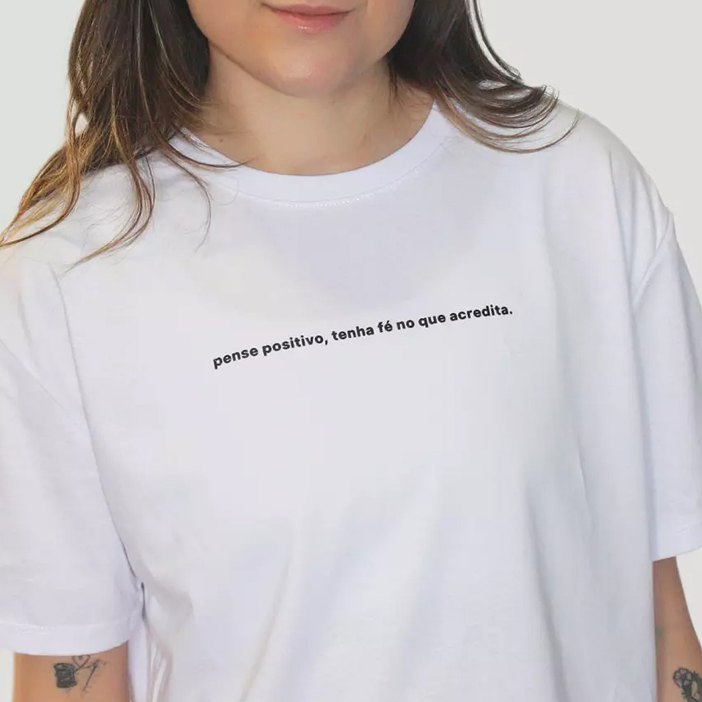 CAMISETA PREMIUM PENSE POSITIVO, TENHA FÉ NO QUE ACREDITA