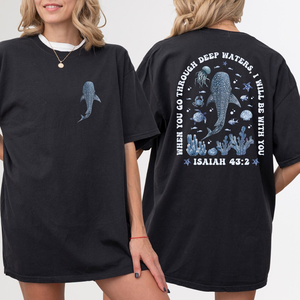 Camiseta Masculina Feminina Estampa Tubarão Baleia Vida Marinha Versículo Isaías 43:2 Streetwear Preto Envio Imediato