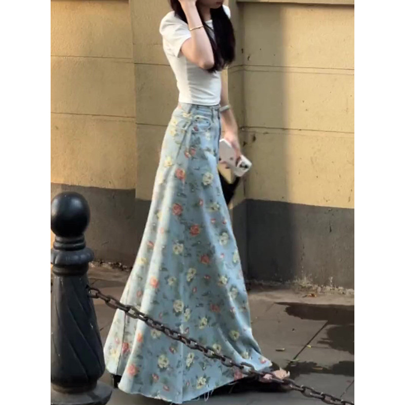 Saia jeans Floral azul claro feminina 2026 verão novo estilo cintura alta mais magro olhar a linha grande balanço saia b