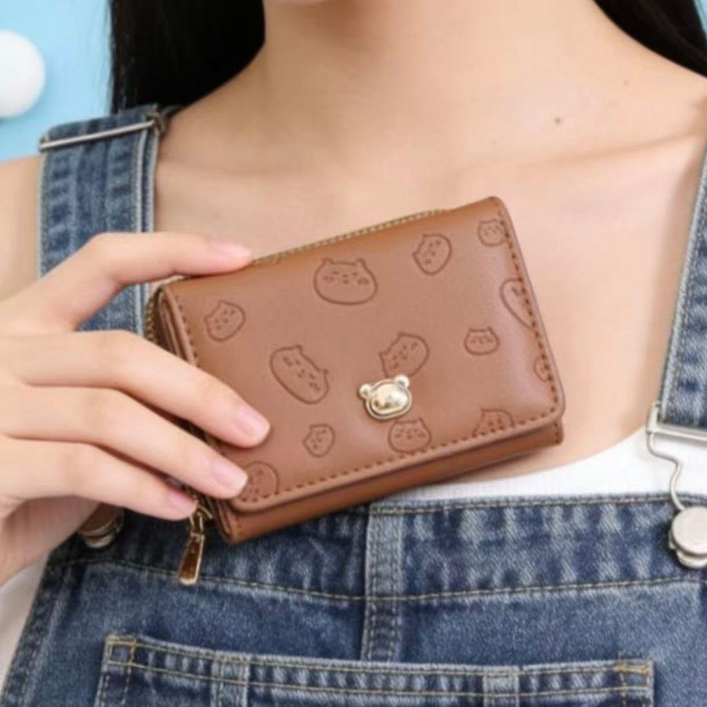 Carteira Curta Feminina Com Estampa De Gatinho Fofo De Couro Multi-Cartão Desenho Com Três Dobras D405 LING Carteira Curta Feminina Com Estampa De Gatinho Fofo De Couro Multi-Cartão Desenho Com Três Dobras D405 LING