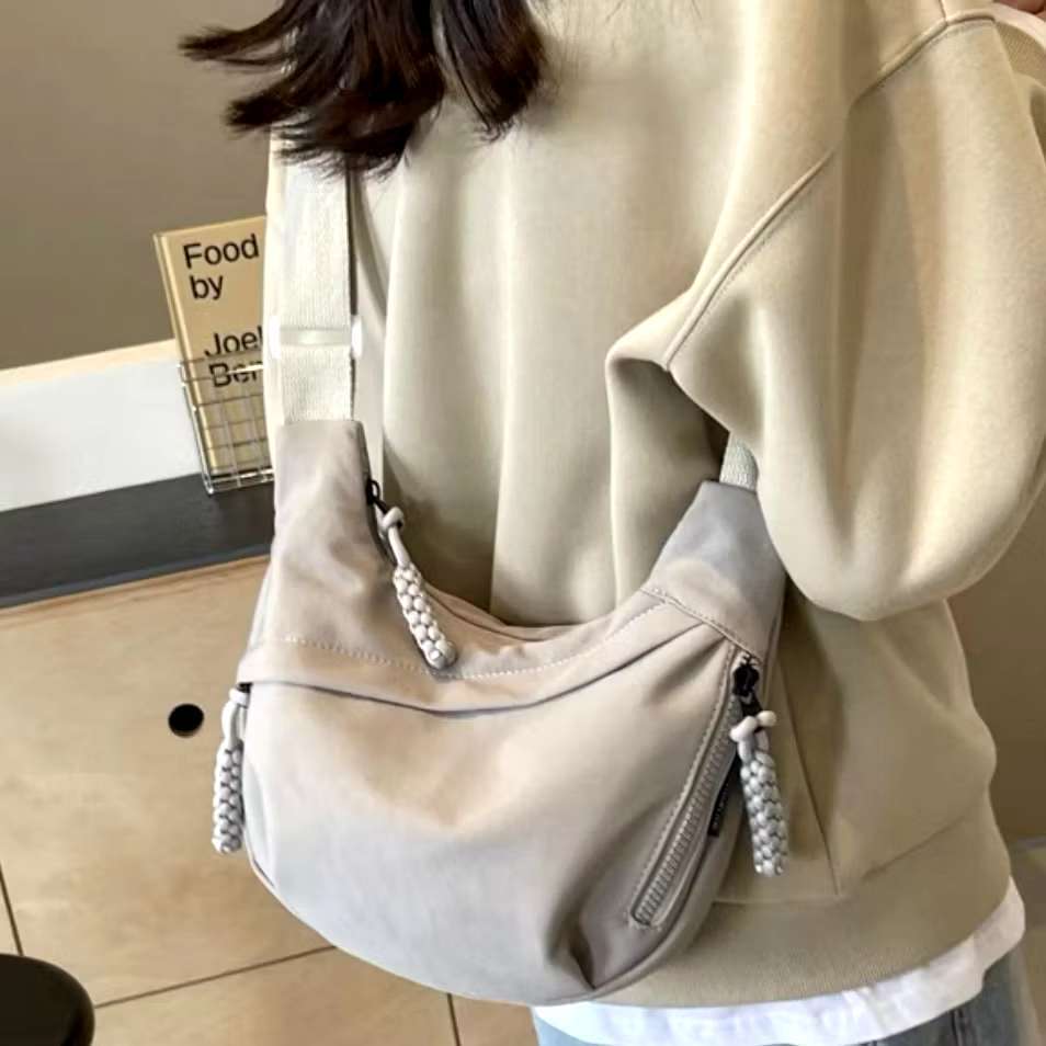Bolsa Feminina de Ombro Meia-Lua em Tecido Zíper Alça Ajustável Casual Estudante em Oferta na Shopee