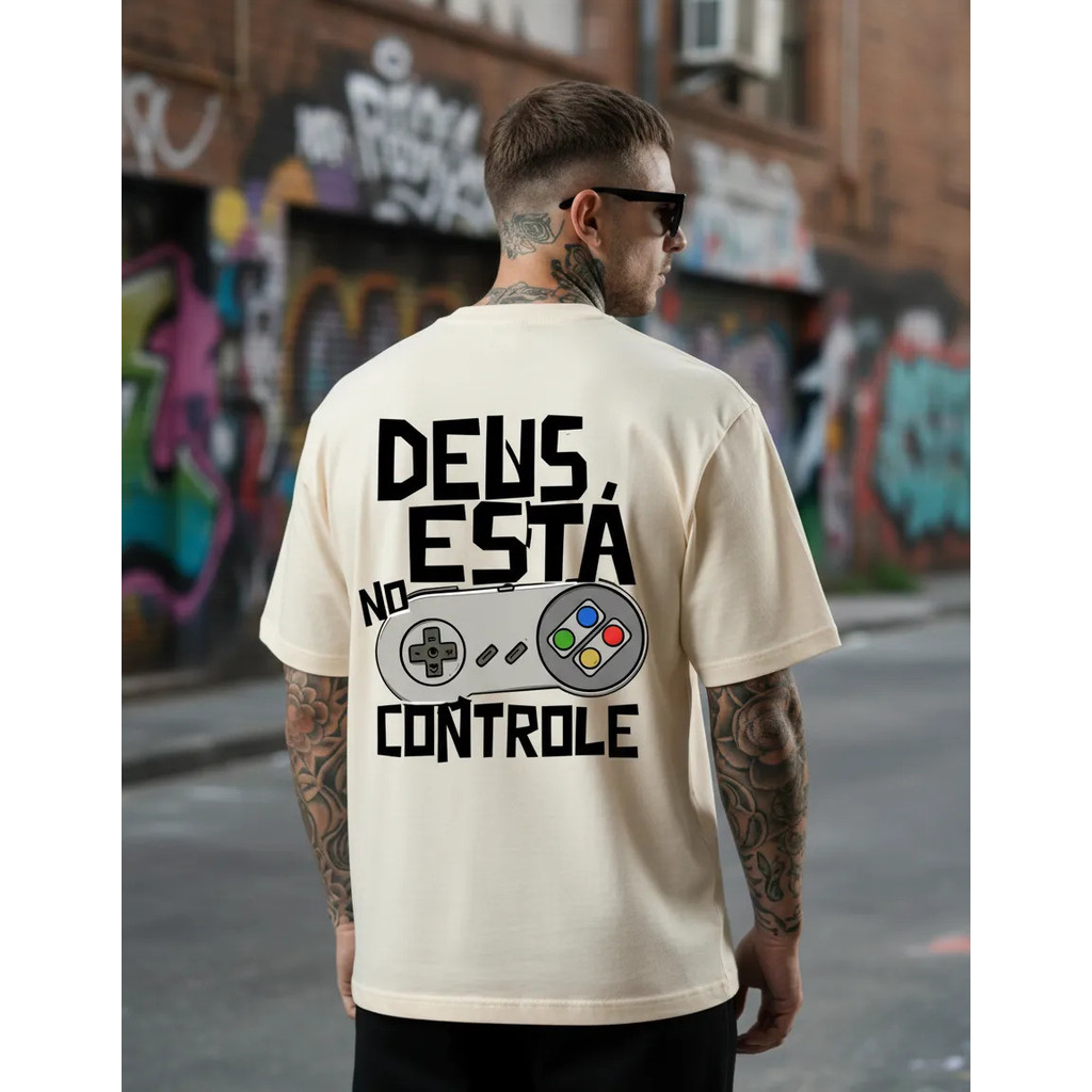Camiseta Oversized Deus Está No Controle Gamer Cristã