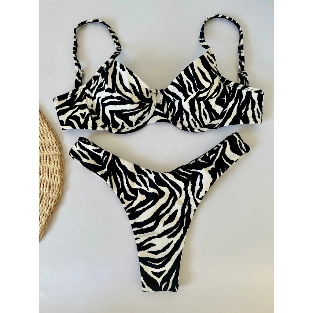 Biquini meia taça retrô estampado zebra com calcinha asa delta