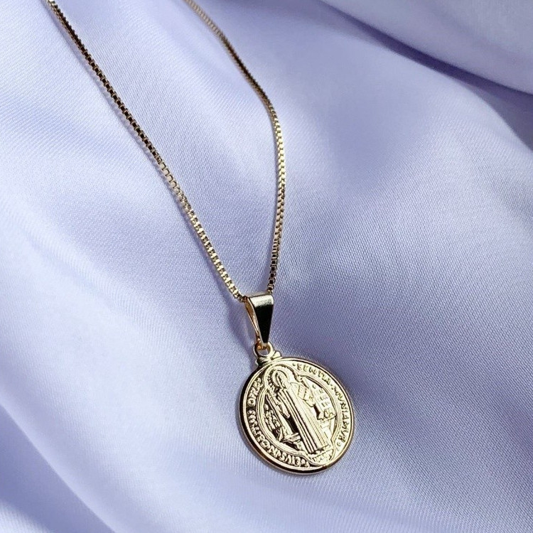 Colar Feminino Medalha São Bento Relevo Dupla Face 45cm Veneziana Banho Triplo Ouro 18k Estilo