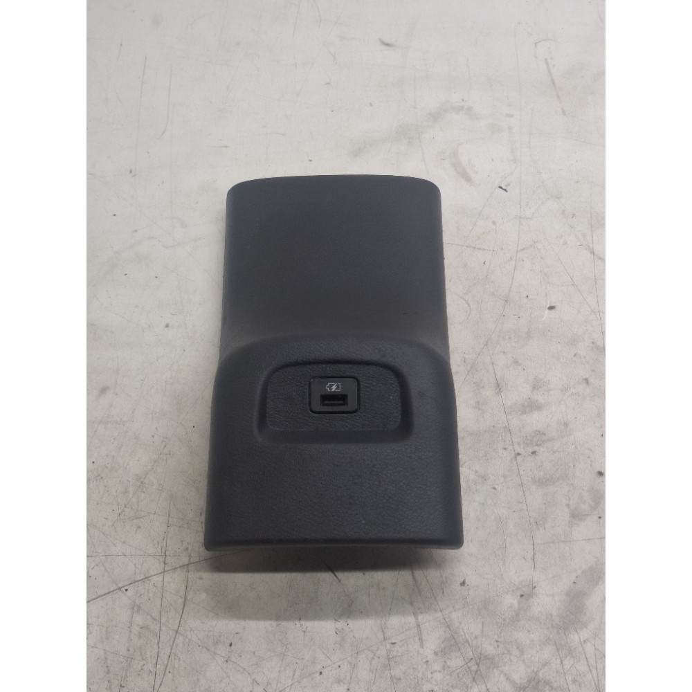 Moldura Conector Usb Nissan Kicks 2023/24
