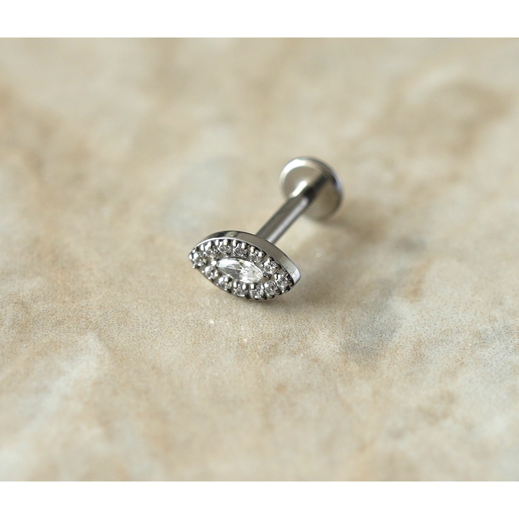 【Brilha】EYE PAVE — Piercing Labret Navete Halo Cravejado Rosqueável G23 Titânio – Hélix / Tragus / Conch / Cartilagem