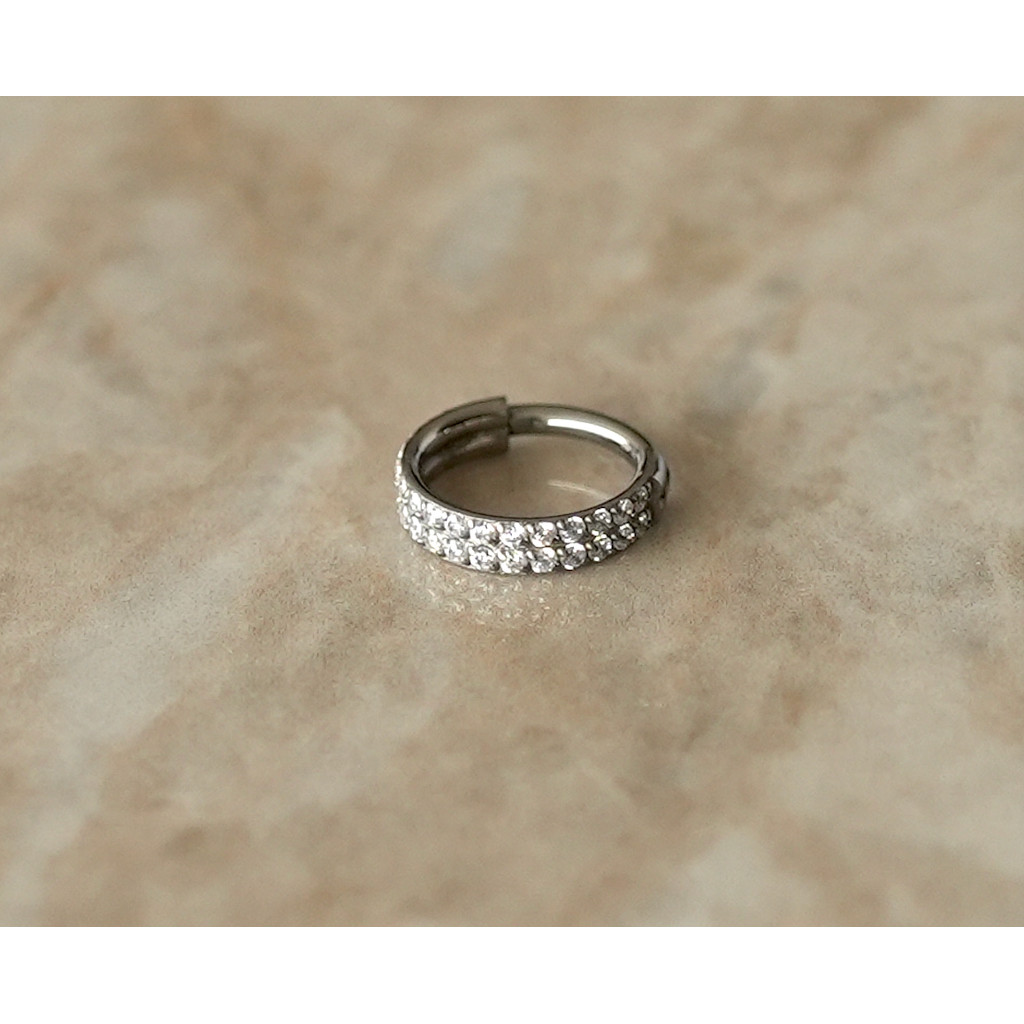 【Brilha】MINI PAVÉ CLICKER — Piercing Argola Cravejada Zircônias G23 Titânio – Hélix / Tragus / Cartilagem