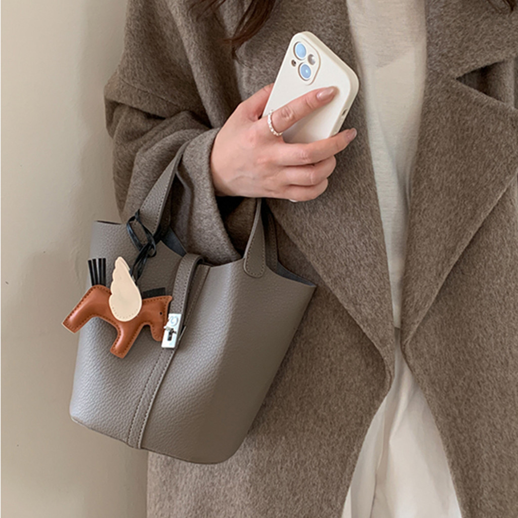 Bolsa bucket simples e versátil com padrão de lichia, design de nicho 2025, versão coreana, elegante e moderna, bolsa fe